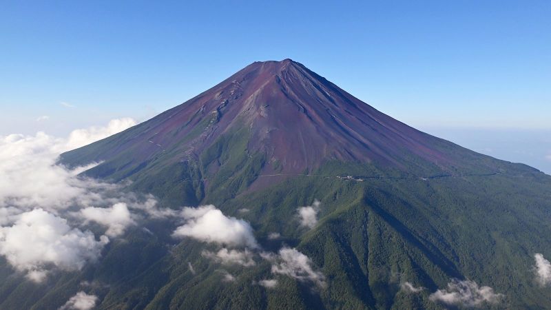 El monte Fuji de Japón continúa sin nieve.