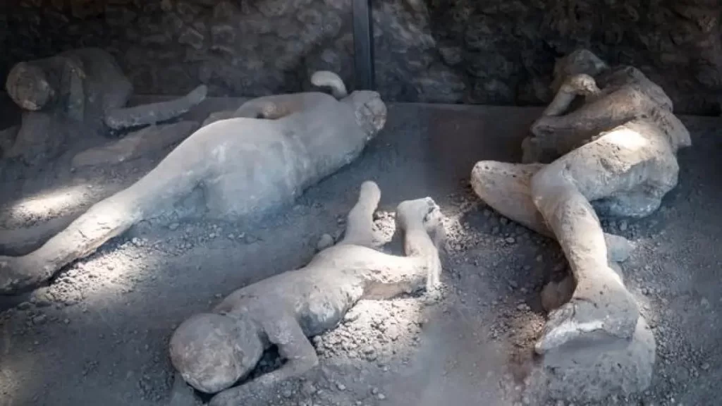 Pompeya conserva la historia de toda una comunidad consumida por la lava. 
