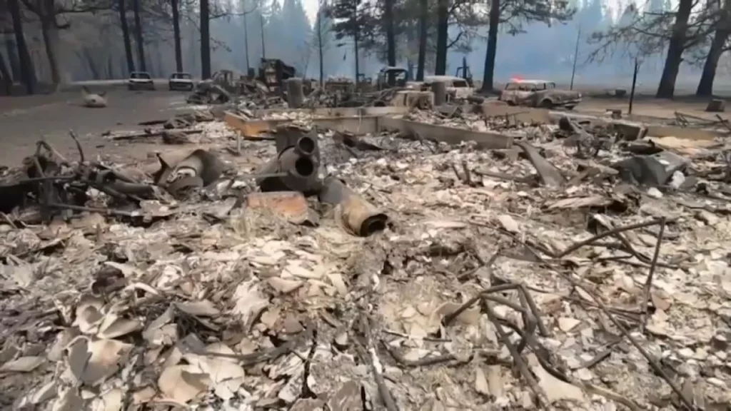 Los incendios han dejado decenas de casas y objetos calcinados en toda California. 
