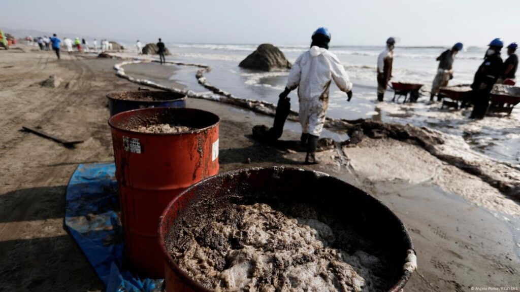 el mayor desastre ecológico en el mar peruano. 