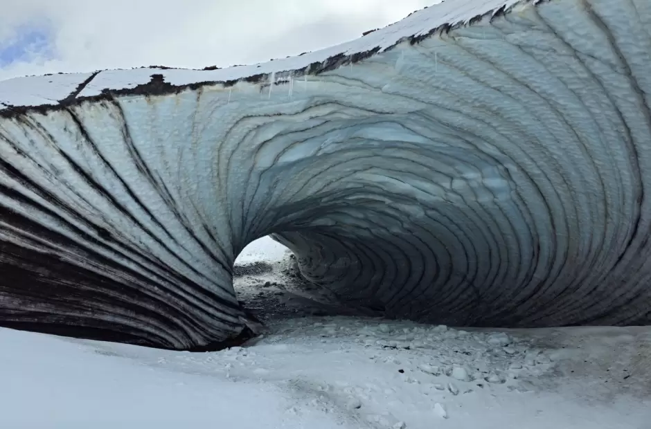 La cueva de Jimbo era un monumento natural helado que ofrecía un paisaje único.