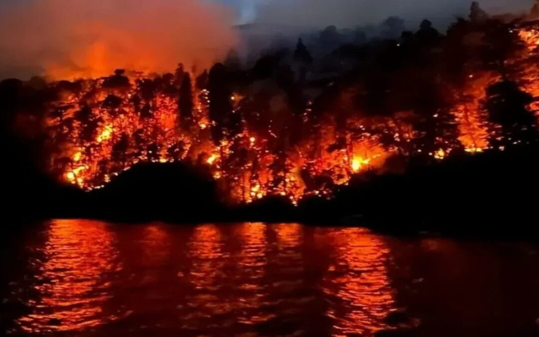 Los incendios en el Parque Nacional Nahuel Huapi estarían relacionados a una tormenta eléctrica, aunque no se descarta la participación humana.