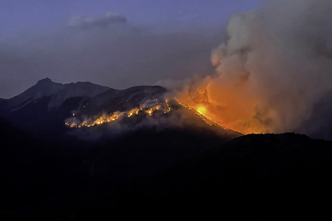 Los incendios avanzan hacia localidades pobladas, pero hay personas que se niegan a abandonar sus hogares.