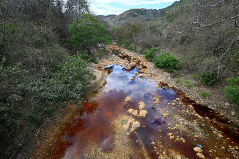 Un río sin vida alimenta temores tras el retorno de la minería a El Salvador.