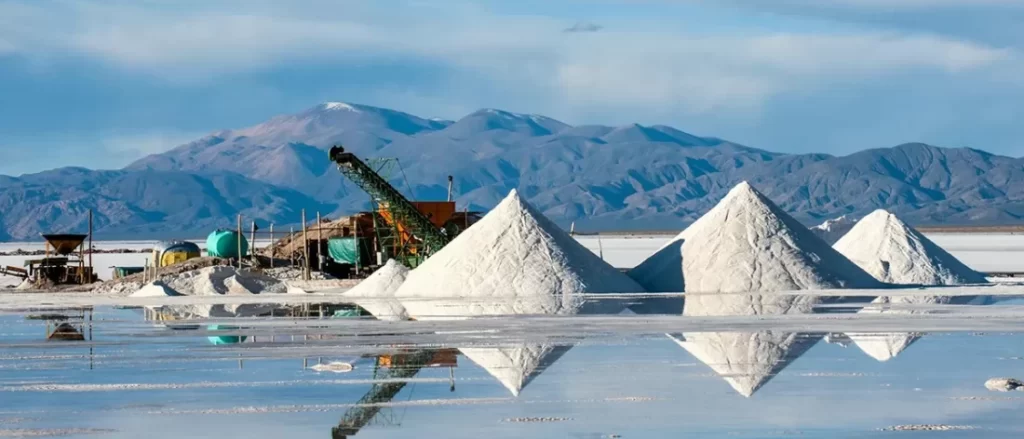 Expresan que la transición a energías renovables está impulsando la minería de litio para baterías, lo que atenta contra las poblaciones indígenas.