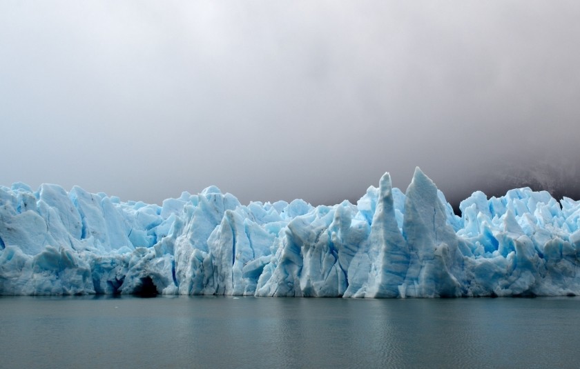 La aceleración del derretimiento de los glaciares en el mundo a causa del cambio climático.