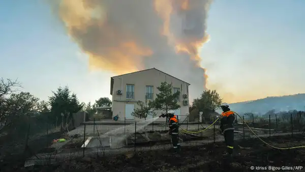 El incendio en Francia continúa activo tras quemar 17.000 hectáreas.