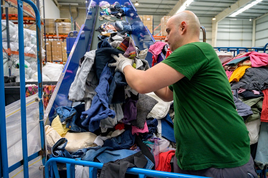España lanza un decreto que modifica el tratamiento de ropa desechada