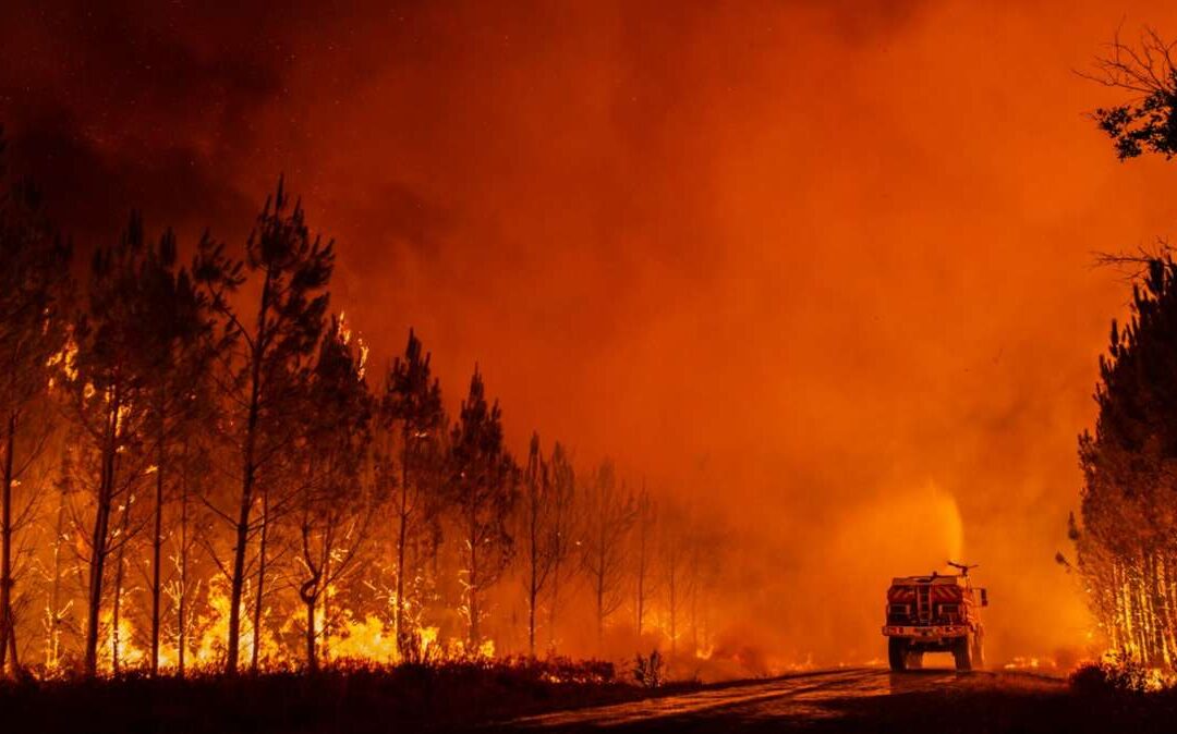 Aumentan los daños causados por un incendio en Francia