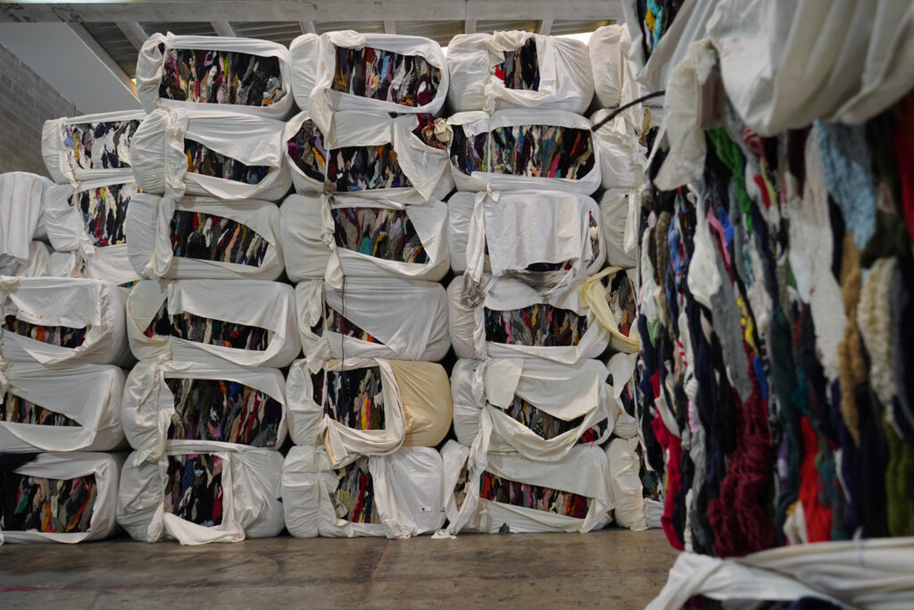 España lanza un decreto que busca modificar el tratamiento de ropa desechada.
