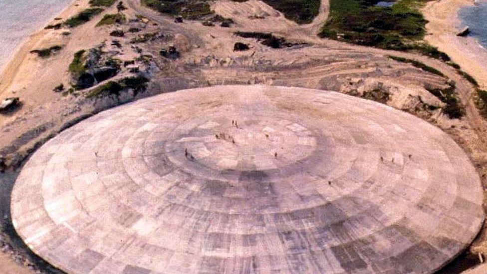 El domo de Runit, el "ataúd nuclear" que gotea material radioactivo que amenaza al océano Pacifico.