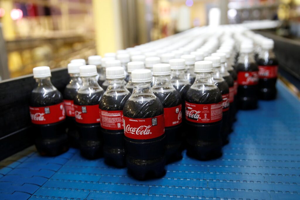 Crecen las alertas por la cantidad de microplásticos en bebidas.
