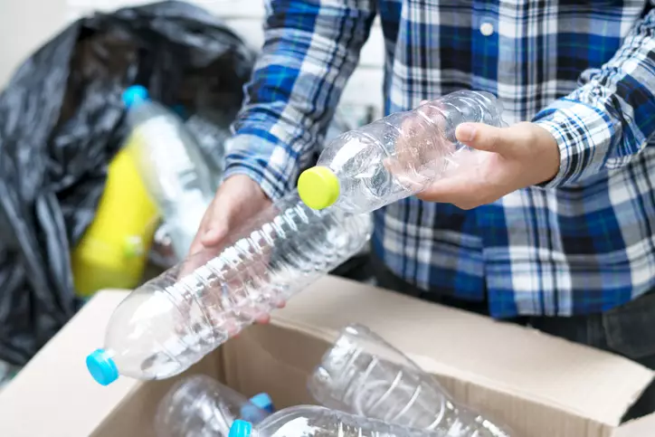El impacto de las botellas de plástico desechables en la salud.