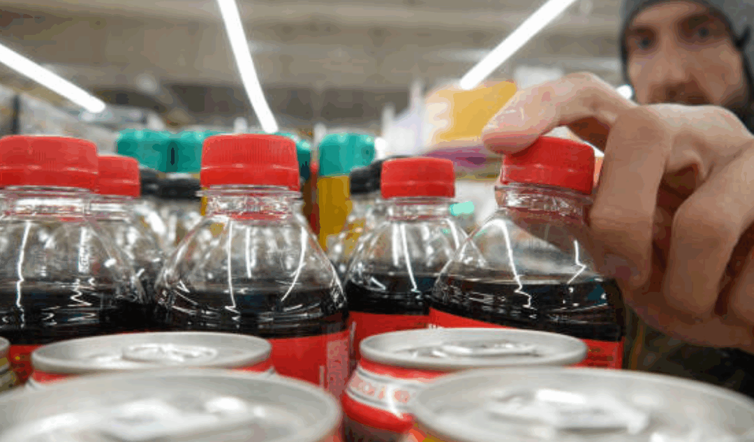 Crecen las alertas por la cantidad de microplásticos en bebidas