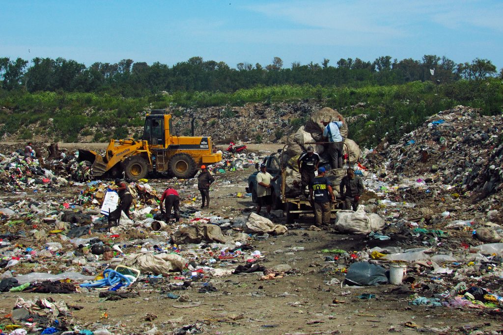 casi ocho de cada diez personas en pobreza multidimensional (es decir, 887 millones sobre un total de 1.100 millones) se encuentran expuestas a riesgos climáticos como calor extremo, inundaciones, sequías o contaminación del aire.