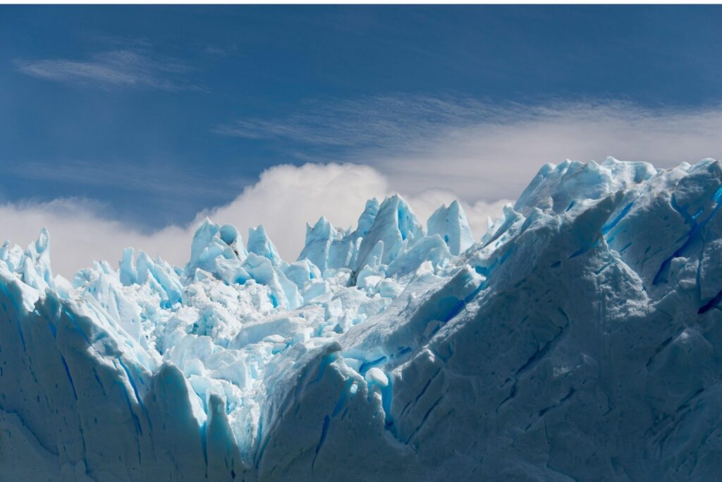 Encuentran un paisaje oculto debajo de las capas de hielo de la Antártida.