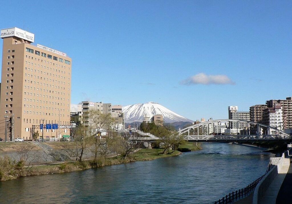 Lanzan alerta de tsunami tras un fuerte sismo cerca de Japón.