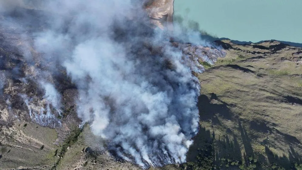 Los mecanismos de defensa contra el fuego trabajan sobre el Parque Nacional Los Glaciares