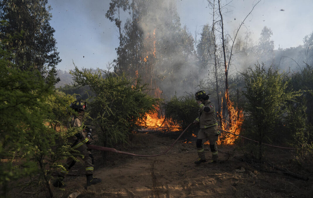 Realizaron 14 arrestos por los recientes incendios en Chile.