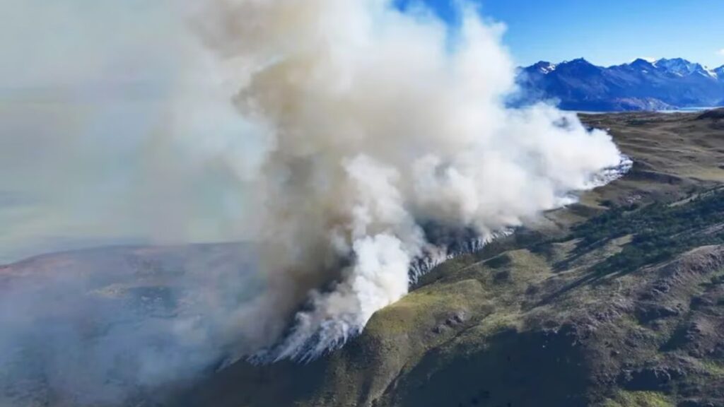 Los mecanismos de defensa contra el fuego trabajan sobre el Parque Nacional Los Glaciares.