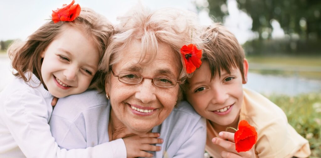 Los abuelos que cuidan a nietos puede hacer la diferencia en su salud cognitiva.
