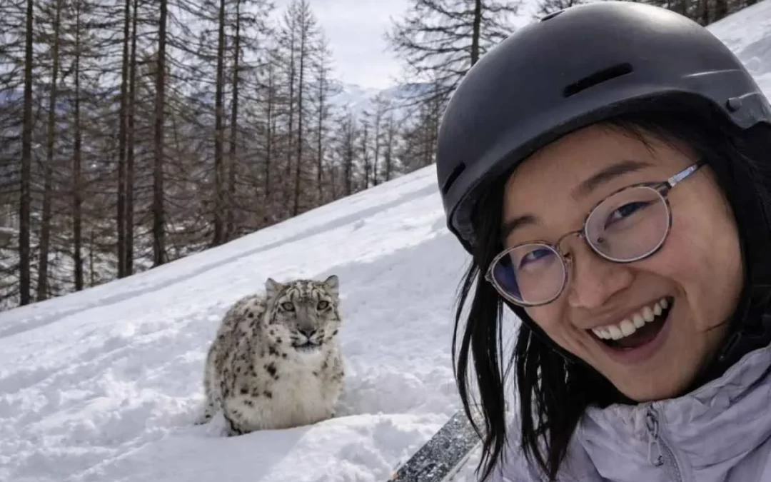 Una turista imprudente es atacada por un animal salvaje en China.