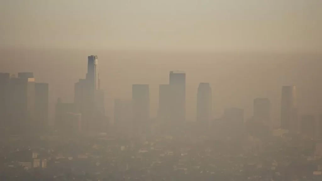 La contaminación del aire está presente en las alturas durante las neblinas.