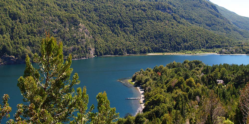 Encuentran dos barcos históricos en el Parque Nacional Los Alerces tras los incendios