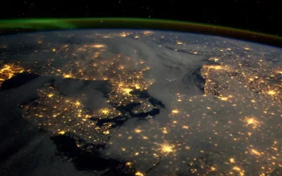 La Tierra brilla más de noche que de día