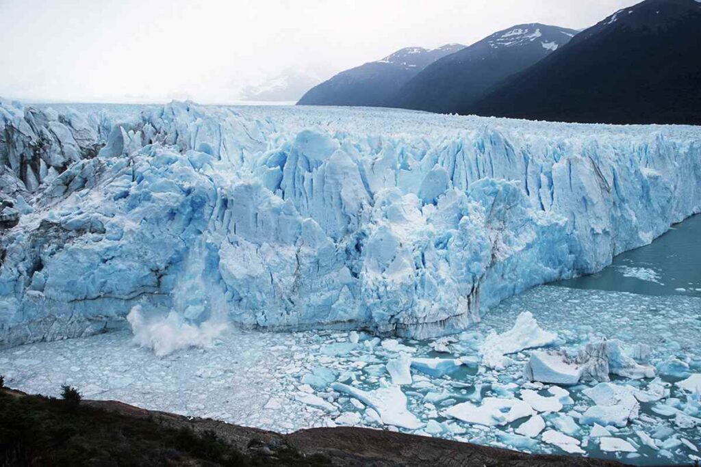 Organizaciones ambientalistas se movilizan contra la reforma de la Ley de Glaciares aprobada.