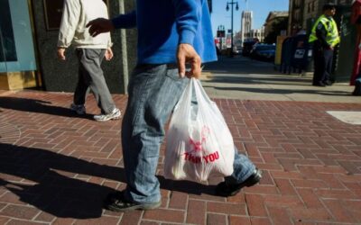 Una nueva ley de plásticos genera polémica en California
