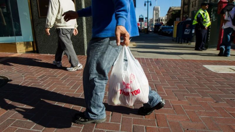 Una nueva ley de plásticos genera polémica en California.