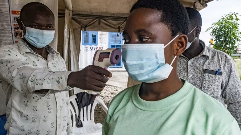 La OMS declaró una alerta global por el avance del ébola.